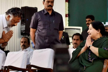 அழாதே பன்னீர், தைரியமா இருக்கணும் - ஓ.பி.எஸ்க்கு தைரியம் கொடுத்த ஜெயலலிதா !