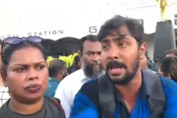 තරුණයෙකු බලෙන් රැගෙන යෑමට සැරසෙයි...කොටුව උණුසුම්  වූ හැටි.. (VIDEO)