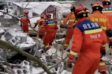 சீனாவில் அதிகாலை ஏற்பட்ட நிலச்சரிவு : பலரை காணவில்லை(காணொளி)