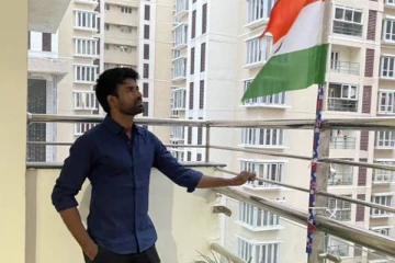 வீடு துடைக்கும் மாப் குச்சியில் இந்திய தேசியக் கொடியை கட்டி பறக்க விட்ட நடிகர் சூரி? திட்டி தீர்க்கும் நெட்டிசன்கள்