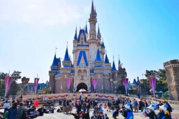 ஊழியர்களை குடும்பத்தினருடன் அழைத்து சென்று இன்ப அதிர்ச்சி கொடுத்த நிறுவனம்!