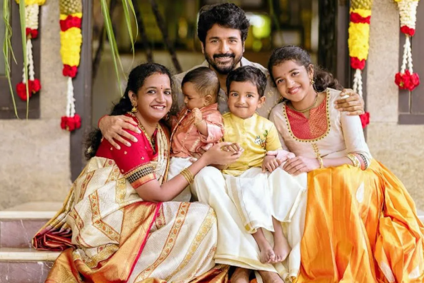 குடும்பத்துடன் திருச்செந்தூர் முருகனை தரிசனம் செய்த நடிகர் சிவகார்த்திகேயன்.. புகைப்படம் இதோ | Sivakarthikeyan Visits Thiruchendur Murugan Temple