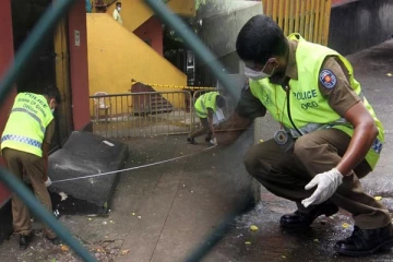 நள்ளிரவில் மோட்டார் சைக்கிளில் பயணித்த தம்பதி மீது துப்பாக்கி சூடு