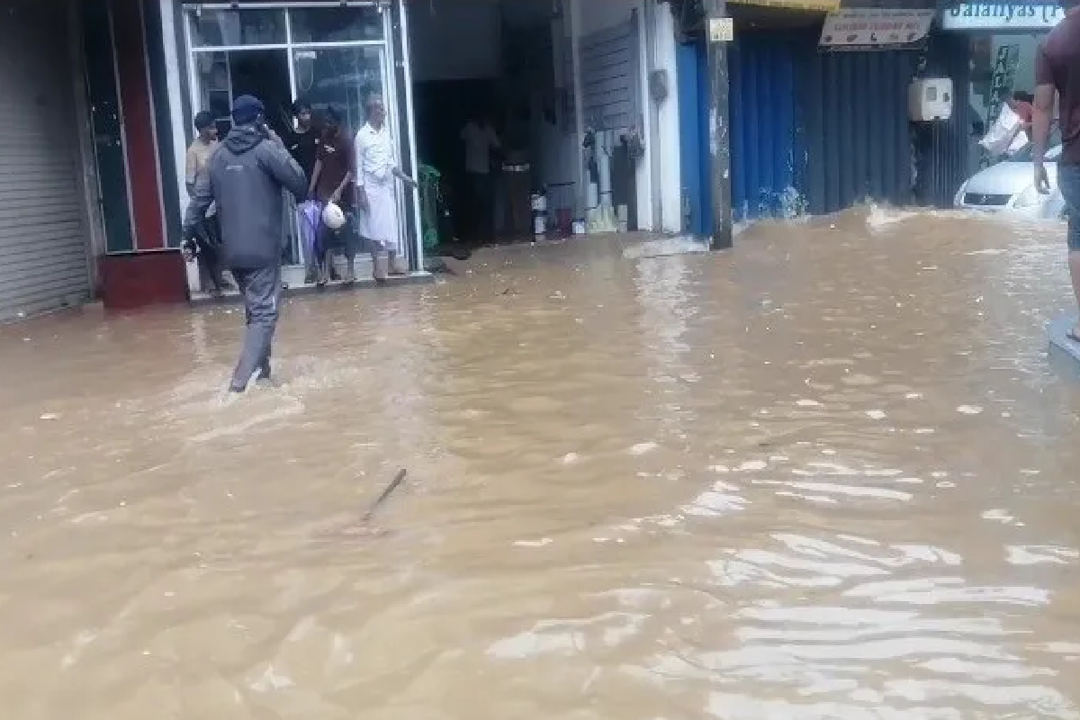 கண்டி நகரில் பெருக்கெடுத்து ஓடும் வெள்ளம்; மக்கள் அவதி | Floodwaters Surging Through The City Of Kand
