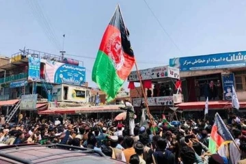 ஆப்கான் கொடியை ஏற்றிய மக்கள் மீது  தலிபான்கள் துப்பாக்கி பிரயோகம்; மூவர் பலி