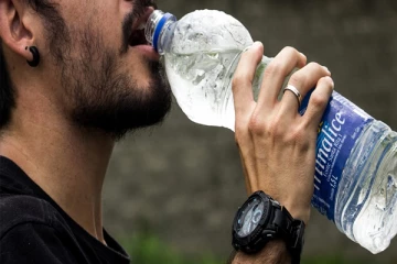 பாட்டில் தண்ணீர் குடிப்பது புற்றுநோயை ஏற்படுத்துமா?