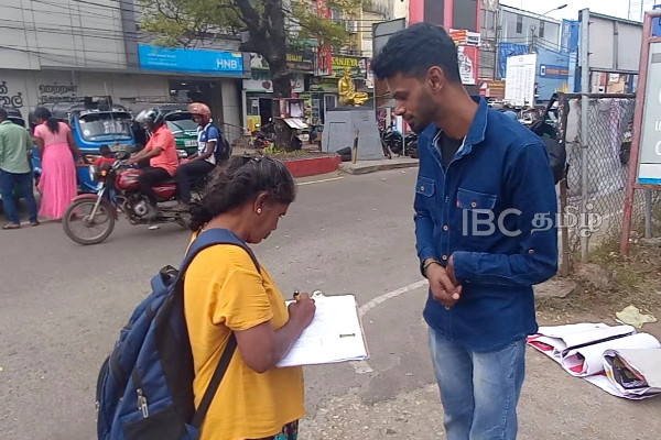 பல்கலை மாணவர்கள் இணைந்து யாழில் கையெழுத்து போராட்டம்(படங்கள்) | Jaffna Protest Release Wasantha Mudalige