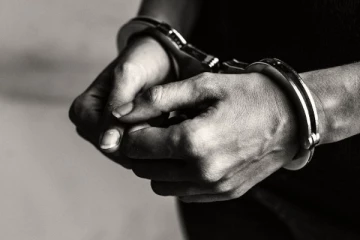 හිටපු හමුදා සෙබලෙකු පිස්තෝලයක් සමග අත්අඩංගුවට..