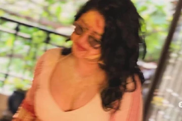 நடிகை பூனம் பாஜ்வா ஹோலி எப்படி கொண்டாடி இருக்காரு பாருங்க!! வைரல் புகைப்படம்.