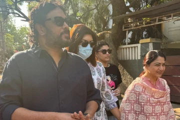 நடிகை குஷ்பு - சுந்தர் சி-யின் மகள்களா இது!! இப்படி ஆளே மாறிட்டாங்க..