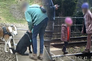 குழந்தைகளுடன் ரயில் தண்டவாளத்தின் நடுவில் நிற்கும் நபர்: அதிர்ச்சியை ஏற்படுத்தியுள்ள காட்சி