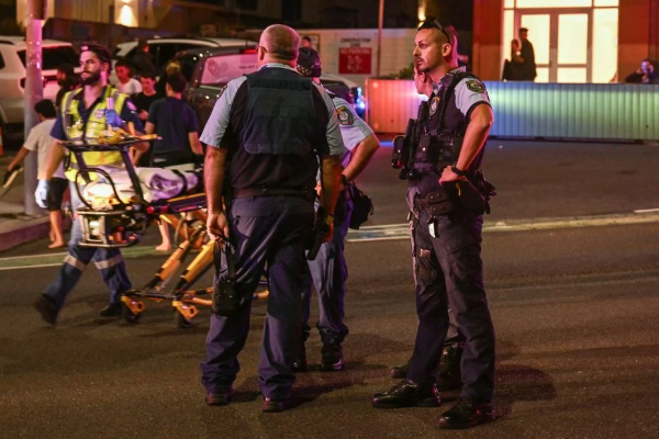 அவுஸ்திரேலியாவில் பரபரப்பு! மர்ம நபர்கள் நடத்திய துப்பாக்கிச் சூட்டில் 10 பேர் பலி.. | People Killed Shooting At Australia Bondi Beach அவுஸ்திரேலியாவில் பரபரப்பு! மர்ம நபர்கள் நடத்திய துப்பாக்கிச் சூட்டில் 10 பேர் பலி.. | People Killed Shooting At Australia Bondi Beach