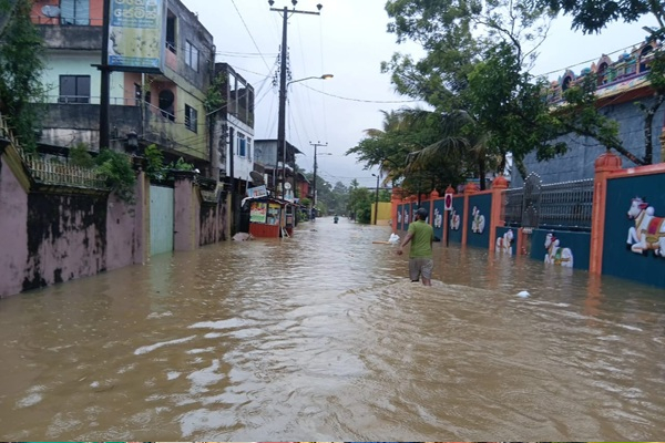 வெள்ளத்தில் மூழ்கிய பிரபல சிவன் ஆலயம்! | Ratnapura Shiva Temple In Flood Cyclone Lanka