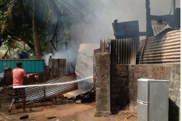 யாழ். தாவடி வன்னிய சிங்கம் பகுதியில் உள்ள வாகன வேலைத்தளத்தில் தீ விபத்து (photos)