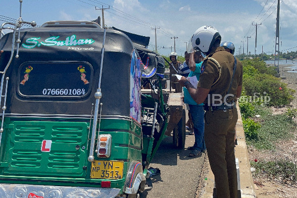 மன்னார் வீதியில் கோர விபத்து - ஒரே குடும்பத்தை சேர்ந்த ஐவருக்கு நேர்ந்த கதி! (படங்கள்) | Accident Police Investigating Srilanka Manar