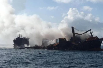 கடலில் மூழ்கும் நிலையில் தீ பிடித்த ரசாயன கப்பல்: சுற்றுச்சூழலுக்கு ஆபத்து!