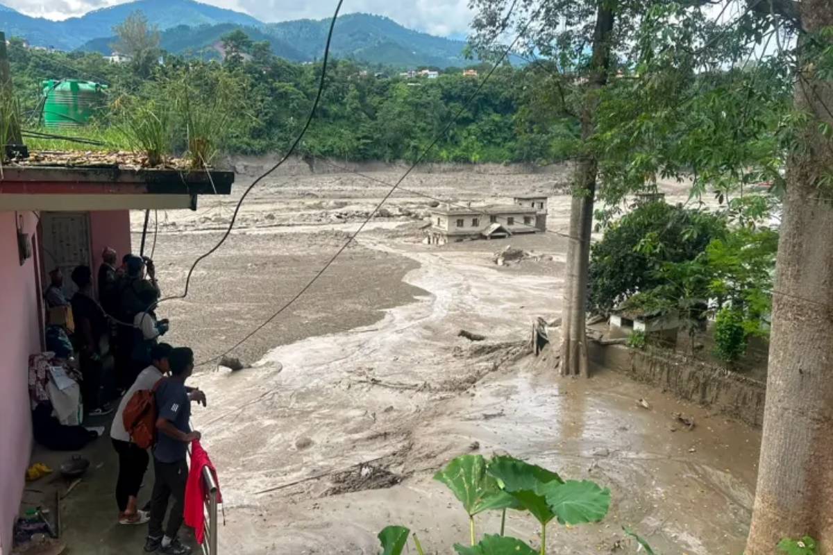 நேபாளத்தில் திடீர் வெள்ளப்பெருக்கில் சிக்கி 8 பேர் பலி | 8 Killed In Flash Floods In Nepal