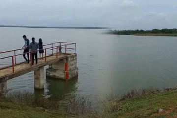 புதுமுறிப்பு குளத்தில் ஏற்பட்ட நீர் கசிவு: பாதுகாப்பு நடவடிக்கையில் இடர் முகாமைத்துவ பிரிவு