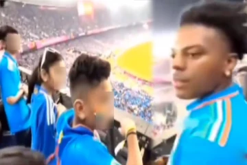 IND vs PAK: மைதானத்தில் பிரபல அமெரிக்க யூடியூபரிடம் அந்த வார்த்தையை முழங்க சொன்ன சிறுவர்கள்!