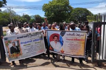 உயிரிழந்த அதிபரின் புகைப்படத்தை ஏந்தி கிளிநொச்சியில் போராட்டம் - பொலிஸாருக்கு விடுக்கப்பட்டுள்ள கோரிக்கை