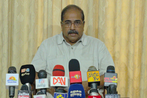 ஏதோ தவறு உள்ளது...! கஜேந்திரகுமாருக்கு வகுப்பெடுத்த சுரேஷ் பிரேமச்சந்திரன் | Suresh Premachandran Press Meet In Jaffna ஏதோ தவறு உள்ளது...! கஜேந்திரகுமாருக்கு வகுப்பெடுத்த சுரேஷ் பிரேமச்சந்திரன் | Suresh Premachandran Press Meet In Jaffna