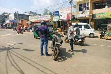 வவுனியா நகரில் முச்சக்கரவண்டி - மோட்டர் சைக்கிள் விபத்து: ஒருவர் காயம்(Photo)