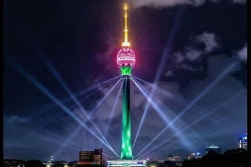 நிறம் மாறும் கொழும்பு தாமரை கோபுரம்