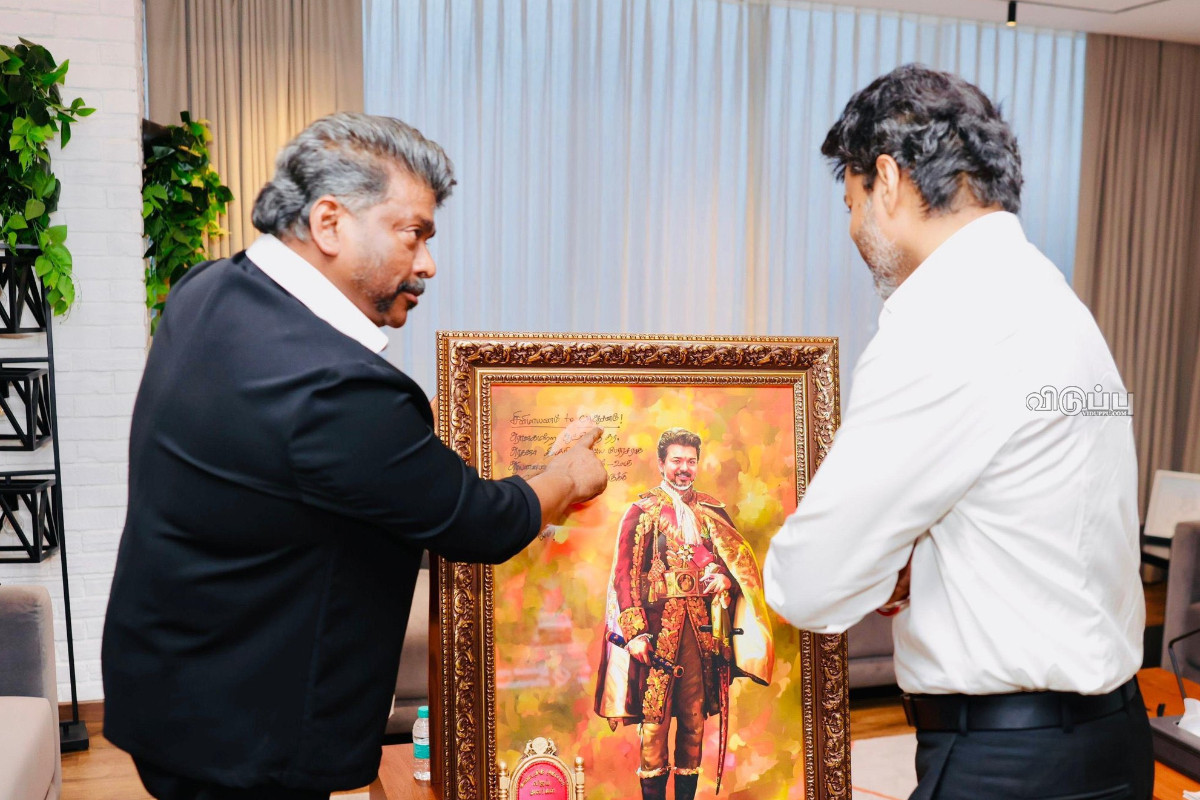 அங்க என்ன எழுதிருக்கு.. முதல்வர் விஜய்க்கு பார்த்திபன் கொடுத்த கிப்ட் | R Parthiban Gift A Photo To Cm Vijay