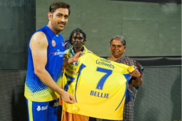 பொம்மன், பெள்ளியை நேரில் அழைத்து கிப்ட் கொடுத்த எம்.எஸ்.தோனி..!