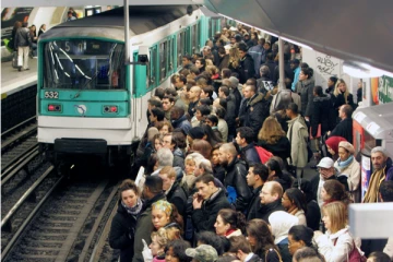 பிரான்ஸில் ரயிலுக்காக நின்ற பெண்ணுக்கு நேர்ந்த பகீர் சம்பவம்!