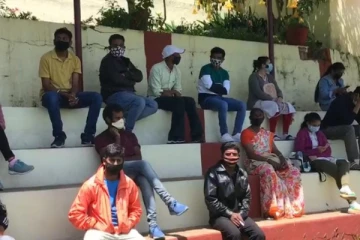 உதகையில் தடுப்பூசி செலுத்த குவிந்த மக்கள்... தடுப்பூசி தட்டுப்பாட்டால் அதிருப்தி...