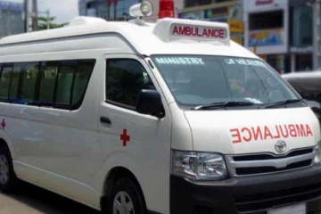 රෝගී කතුන් 02ක් සමග සිටි පිරිමි පුද්ගලයෙකු ගිලන් රථයක දමා රියදුරු කළ වැඩේ.