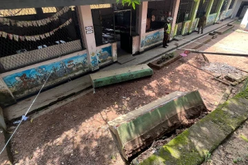 பாடசாலை ஒன்றில் ஏற்பட்ட அனர்த்தம் ;மதில் இடிந்து விழுந்து மாணவன் பலி; பலர் காயம்