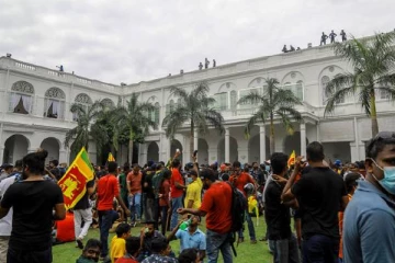 ஜனாதிபதி மாளிகையில் இருந்து அரிய கலைப்பொருட்களை அள்ளிச் சென்ற போராட்டக்காரர்கள்!