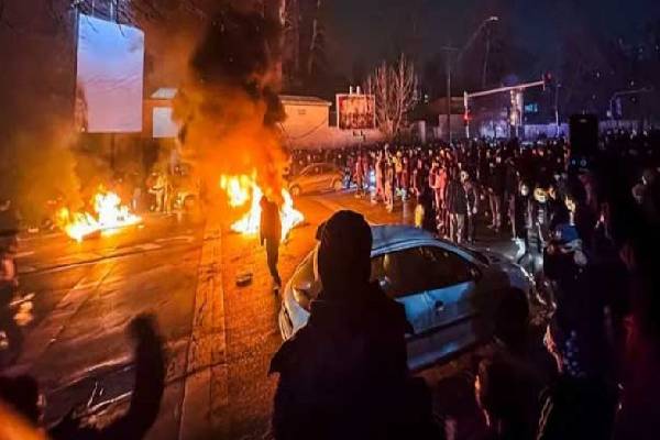 ஈரானில் பதற்றம் உச்சம் ; அமெரிக்கர்களுக்கு உடனடி வெளியேற்ற உத்தரவு | Tensions Iran Americans Ordered Leave Immediately ஈரானில் பதற்றம் உச்சம் ; அமெரிக்கர்களுக்கு உடனடி வெளியேற்ற உத்தரவு | Tensions Iran Americans Ordered Leave Immediately