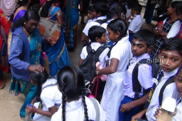 ஆரம்பமானது புலமை பரிசில் பரீட்சை - நாடுபூராகவும் ஆர்வத்துடன் பரீட்சை மண்டபத்துக்கு செல்லும் மாணவர்கள்(படங்கள்) | Scholarship Examination Sri Lanka Went Interest