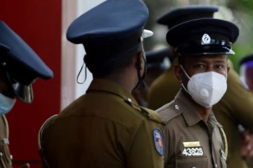 தன்னைத்தானே சுட்டுக் கொண்ட பொலிஸ் அதிகாரி!