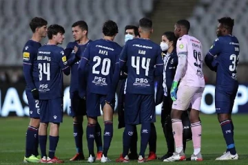 பிரபல கால்பந்து அணியில் பலருக்கு புதிய ஓமிக்ரான் தொற்று