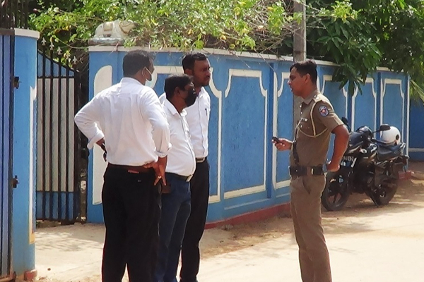 மட்டக்களப்பின் பிரபல பாடசாலையின் அதிபர்-ஆசிரியர்கள் பணி பகிஷ்கரிப்பு (Photos) | Principals Teachers Popular School Strike