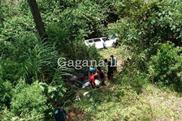 වෑන් රථයක් ප්‍රපාතයකට.- 6ක් රෝහලට.