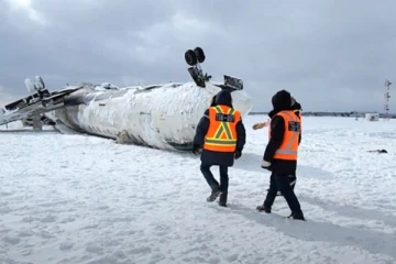 இங்கிலாந்தில் பனிமலையில் மோதிய விமானம் ; மூவர் படுகாயம்