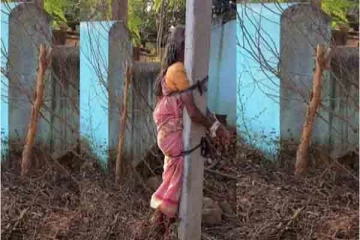 மின்சாரதூணில் கட்டிவைத்து தாயை மோசமாக தாக்கிய மகனின் செயலால் அதிர்ச்சி (படம்)