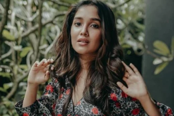 அப்படியே அச்சு அசல் நயன்தாரா லுக்!! 19 வயதான அனிகாவின் கிளாமர் லுக் புகைப்படம்..