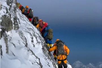 எவரெஸ்ட்டையும் விட்டுவைக்காத கொரோனா!