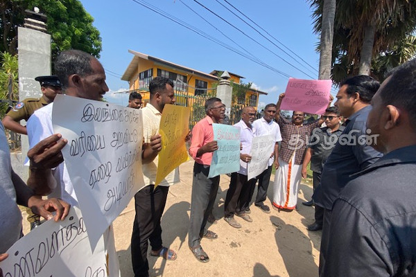 மட்டக்களப்பில் இராஜாங்க அமைச்சர் வியாழேந்திரனை பாதையில் வழிமறித்த மக்கள்!வெளியான காரணம்(Video) | Protest In Batticaloa Viyalendiran Commitment