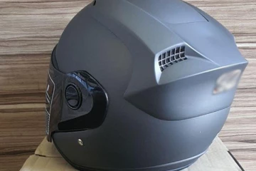 மாணவர் ஒருவரைத் தலைக்கவசத்தால் தாக்கிய இளைஞர்கள் குழு