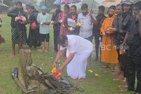 மாவீரர் துயிலுமில்லத்தில் அஞ்சலி செலுத்திய சிறிதரன் எம்.பி. | Mp Siridarans Visit To Sampur Thuylumillam