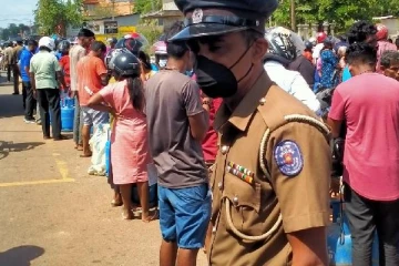 கிளிநொச்சியில் நீண்ட நேரமாக காத்திருந்து ஏமாற்றமடைந்த மக்கள் அதிரடி நடவடிக்கை