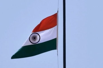 விபத்தில் முப்படை தளபதி உயிரிழப்பு: அரை கம்பத்தில் தேசிய கொடி