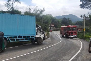பேருந்தும்  கனரக வாகனம் ஒன்றும் நேருக்கு நேர் மோதி விபத்து : ஒருவர் பலி
